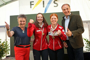 Landesrat Dr. Leonhard Schneemann (r.) und Bernsteins Bürgermeisterin Renate Habetler (l.) gratulierten der Bernsteinerin Emma Eberhardt sowie der Oberdorferin Tina Hetfleisch (Mitte, v.l.) zu ihren Erfolgen bei der Junioren-WM.