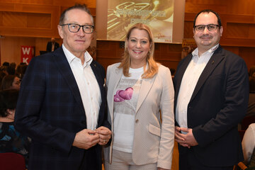 Landesobmann DI Peter Reichstädter mit Landesrätin Mag.a (FH) Daniela Winkler und Landesjugendreferent Márton Ilyés (v.l.) bei der Ehrung der Jungmusikerinnen und Jungmusiker.