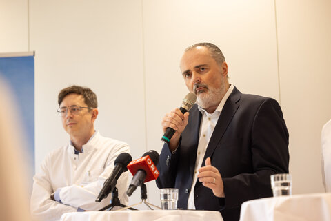 Landeshauptmann Hans Peter Doskozil mit Herzchirurg Wolfgang Dietl (v.r.).