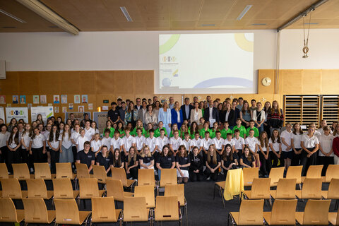 Bildungslandesrätin Daniela Winkler mit den Schülerinnen und Schülern bei der Projektpräsentation der Klimaschulen der Klima- und Energie-Modellregion (KEM) Neusiedler See – Seewinkel.