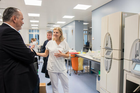 Die Bereichsleiterin des Labors, Eva Wieser, führte Landeshauptmann Mag. Hans Peter Doskozil durch das neue Zentrallabor des Krankenhauses der Barmherzigen Brüder.