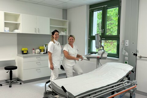Isabella Laister (Stationsleitung ZAE) mit der stellvertretenden Pflegedirektorin der Klinik Güssing Hildegard Wiesler (v.l.).