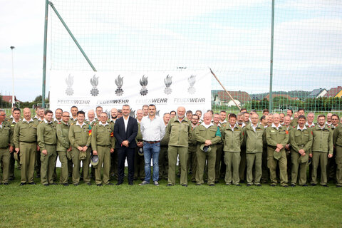 Landesrat Mag. Heinrich Dorner und Bürgermeister Martin Kramelhofer (vorne, Mitte) mit allen TeilnehmerInnen sowie den Bewerbsleitern am Sportplatz in Rechnitz.