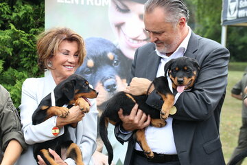 Bundeskanzlerin Brigitte Bierlein und Landeshauptmann Hans Peter Doskozil freuten sichtlich über ihre vierbeinigen Patenkinder Ella und Evita.