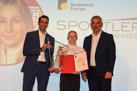 Sportlandesrat Heinrich Dorner und Stephan Sharma, Vorsitzender des Vorstands, CEO, Burgenland Energie, mit der „Sportlerin des Jahres“, Charlize Mörz, Kunstturnen