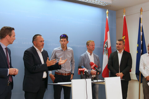 ASFINAG-Vorstandsdirektor Hartwig Hufnagl, Landeshauptmann Hans Peter Doskozil, Andreas Kollwentz von der Bürgerinitiative Großhöflein, Landeshautpmannstellvertreter Johann Tschürtz, Landesrat Heinrich Dorner und Großhöfleins Bürgermeister Heinz Heidenreich.