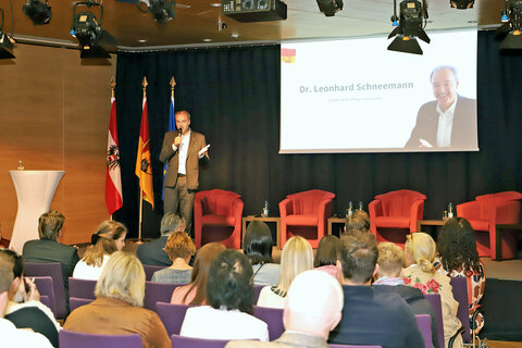 Landesrat Dr. Leonhard Schneemann beim Eröffnungsstatement.