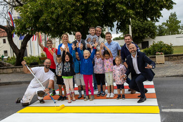 Landesrätin Mag.a (FH) Daniela Winkler mit Kindern, Alfons Haider, Hannes Schmid, Bürgermeister Frauenkirchen, sowie Andreas Tschida (SOHO) und Dominik Gütersberger (SOHO)