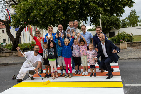 Landesrätin Mag.a (FH) Daniela Winkler mit Kindern, Alfons Haider, Hannes Schmid, Bürgermeister Frauenkirchen, sowie Andreas Tschida (SOHO) und Dominik Gütersberger (SOHO)