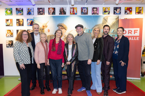 Landeshauptmann Hans Peter Doskozil (2.v.l.) und Thomas Stipsits (4.v.r.) mit Angehörigen der Filmcrew von „Eierkratz-Komplott“.