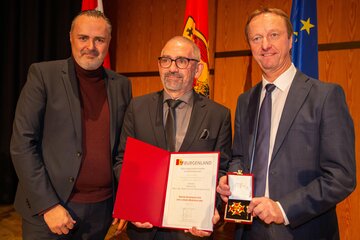 Landeshauptmann Hans Peter Doskozil und Landeshauptmann-Stellvertreter Johann Tschürtz mit Aristoteles Papajanopulos, der mit dem großen Ehrenzeichen des Landes Burgenland ausgezeichnet wurde.