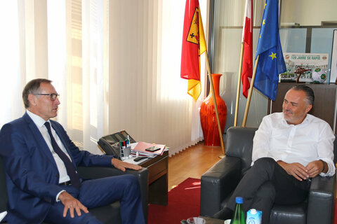 Landeshauptmann Hans Peter Doskozil im Gespräch mit den Senatoren aus Frankreich – im Bild Senator Jean-Marie Bockel, Département Haut-Rhin