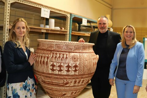 CERAMICO-Geschäftsführerin und Schuldirektorin Anita Wolf, Landeshauptmann Hans Peter Doskozil und Bildungslandesrätin Daniela Winkler (v.l.n.r.) in der Werkstätte;