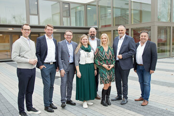 Ralph Steffek, Architekt der Landesimmobilien Burgenland, Michael Oberfeichtner, Geschäftsführer O.K. Energie Haus GmbH, Gerhard Goger, Geschäftsführer der Landesimmobilien Burgenland, Katrin Kustor, CERAMICO-Internats-Betreuerin, Jürgen Laky, Technischer Leiter Baubteilung der Landesimmobilien Burgenland, Anita Wolf, Geschäftsführerin der CERAMICO, Landeshauptmann Hans Peter Doskozil und Bruno Stutzenstein, Bürgermeister von Stoob (v.l.) vor dem neu eröffneten CERAMICO-Internat.