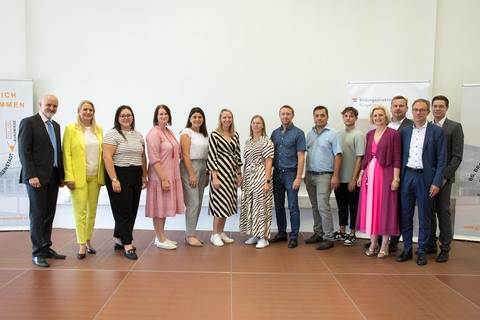 Landesrätin Daniela Winkler (2.v.l.) und Bildungsdirektor Heinz Josef Zitz (1.v.l.) mit den Neupädagoginnen und Neupädagogen des Bezirks Oberwart nach der Übergabe ihrer Einstellungsdekrete.