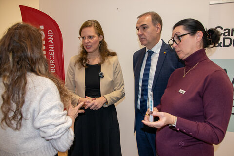 Landeshauptmann-Stellvertreterin Anja Haider-Wallner und Soziallandesrat Dr. Leonhard Schneemann mit Caritas-Burgenland-Direktorin Mag.a Melanie Balaskovics MA, Direktorin Caritas Burgenland und Cornelia Halper, Projektleiterin bei der Volkshilfe Burgenland.