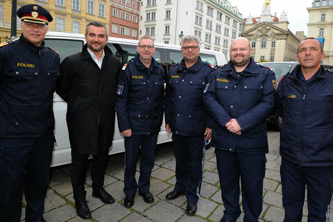 Landesrat Mag. Heinrich Dorner mit Beamten der Landespolizeidirektion Burgenland, mit Landespolizeidirektor-Stellvertreter Christian Stella, M.A. an der Spitze
