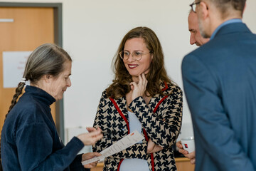 Klimaforscherin Helga Kromp-Kolb (links) und Landeshauptmann-Stellvertreterin Anja Haider-Wallner sind sich einig: Um die Klimaneutralität 2030 zu erreichen, muss die neue Landesregierung die geplanten Maßnahmen konsequent umsetzen.