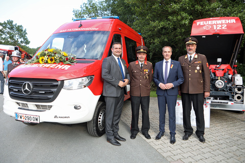 Landesrat Dr. Leonhard Schneemann (2.v.r.) mit Bürgermeister Stefan Laimer, Feuerwehrkommandant OBI Jürgen Gurka sowie Landesfeuerwehrkommandant LBD Ing. Franz Kropf (v.l.) vor dem neuen Fahrzeug und der Pumpe beim Feuerwehrhaus in Bad Tatzmannsdorf.