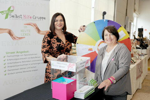 Landeshauptmann-Stellvertreterin Mag.a Astrid Eisenkopf mit Traude Hombauer, der Obfrau der Selbsthilfegruppe „Im Heute leben“.