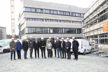 Landeshauptmann Hans Peter Doskozil mit KRAGES-Geschäftsführer Mag. Hubert Eisl und Landesholding Burgenland-Geschäftsführer Mag. Hans Peter Rucker (3.v.r.), LIB-Geschäftsführer Univ. Prof. Dipl.-Ing. Dr. Gerald Goger (Landesimmobilien Burgenland) (l.) sowie weiteren Vertretern der KRAGES und den bauausführenden Firmen.
