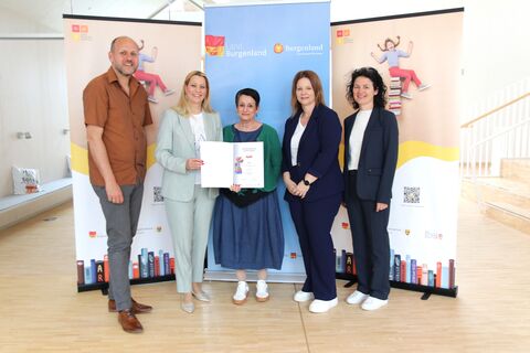 Bildungslandesrätin Daniela Winkler, Daniel Karacsonyi, Projektkoordinator und Christine Schlaffer, SQM für Oberpullendorf bei der Übergabe des Lesegütesiegels.