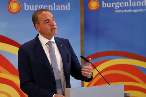 Wirtschaftslandesrat Dr. Leonhard Schneemann berichtete über den Erfolgskurs der Burgenländischen Wirtschaft.