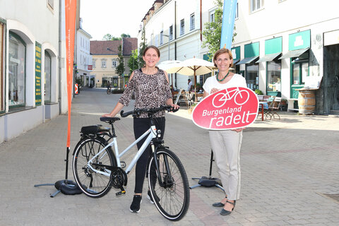 Christine Zopf-Renner, Leiterin der Mobilitätszentrale Burgenland, mit Romana Bogner, der ersten Gewinnerin beim Radel-Lotto Gewinnspiel von „Österreich radelt“, mit ihrem Preis, einem KTM Life Tour Damenfahrrad