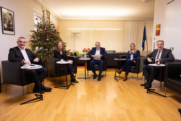 LR Heinrich Dorner mit LH-Stv.in Anja-Haider-Wallner, LH Hans Peter Doskozil, LRin Daniela Winkler und LR Leonhard Schneemann bei der Regierungssitzung am 18. Dezember 2025