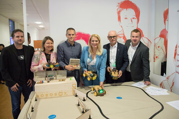 (v.l.n.r.) Mag. Michael Leitgeb (PH Burgenland), Rektorin Mag. Dr. Sabine Weisz, Dr. Thomas Leitgeb (Projektleiter), Landesrätin Mag. (FH) Daniela Winkler, Vizerektor Mag. Dr. Herbert Gabriel und HTL-Schulqualitätsmanager MMag. Bernd Hochwarter präsentieren die Robobox.