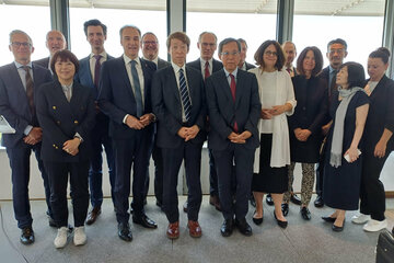 Wirtschaftslandesrat Dr. Leonhard Schneemann bei der Präsentation der Zukunftspläne im Rahmen der Kooperation des renommierten Arzneimittelherstellers Sigmapharm mit der japanischen Rohto Pharmaceutical.