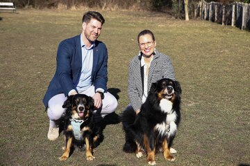 andeshauptmann-Stellvertreterin und Tierschutzlandesrätin Anja Haider-Wallner und Bürgermeister Mag. Christoph Wolf in der Hundeauslaufzone im Bürgergarten in Hornstein