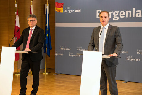 Mag. Michael Gerbavsits, Ge-schäftsführer der Wirtschaftsagentur Burgenland GmbH., und Wirtschaftslandesrat Dr. Leonhard Schneemann.