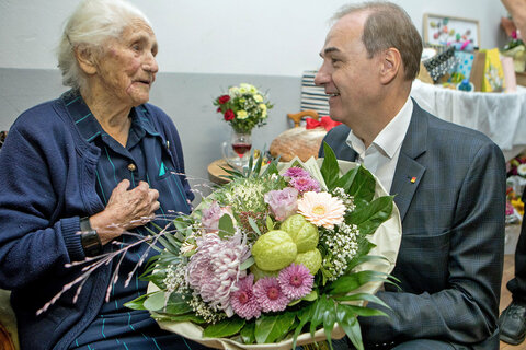Landesrat Dr. Leonhard Schneemann überreichte der Jubilarin Angela Tkauz einen Blumen