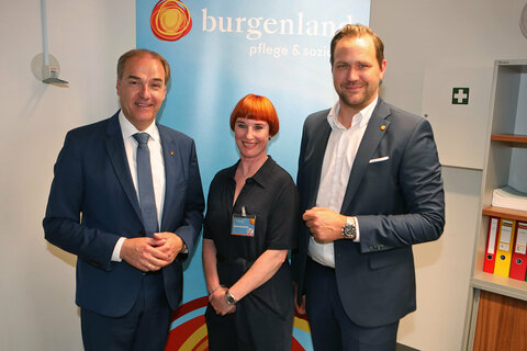 Landesrat Dr. Leonhard Schneemann mit Chefärztin, Leiterin der Kinder- und Jugendpsychologie Oberwart, Dr. Sylvia Kaschnitz und Soziale Dienste-Geschäftsführer Dr. Johannes Zsifkovits (v.l.).