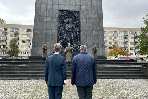 Botschafter Andreas Stadler und Landeshauptmann Hans Peter Doskozil bei der Kranzniederlegung vor dem Warschauer Ghetto-Ehrenmal.