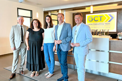 Wirtschaftslandesrat Dr. Leonhard Schneemann (2.v.r.) und Bgm. Erich Trummer (1.v.r.) mit GF Johann Gneist (1.v.l.) und Mitarbeiterinnen