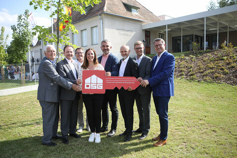 Landesrat Mag. Heinrich Dorner (5.v.l.) mit OSG-Direktor Dr. Alfred Kollar (r.), OSG-Aufsichtsratsvorsitzender DI Johann Schmidt (l.), Bildungsdirektor Mag. Heinz Josef Zitz (3.v.r.), Bürgermeisterin Angelika Mileder, Architekt DI Anton Mayerhofer (3.v.l.), Nationalrat Dipl-Ing. Nikolaus Berlakovich (2.v.l.) und Landtagsabgeordneter Patrik Fazekas (2.v.r.).