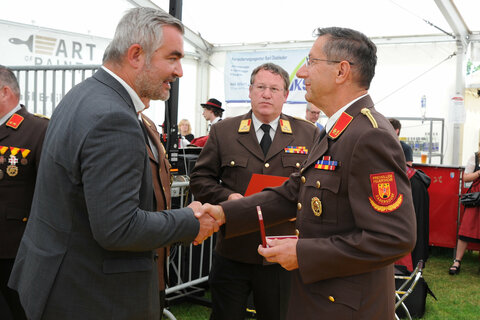 Landesrat Heinrich Dorner überreicht OBI Klaus Frank das Große Verdienstkreuz des Landesfeuerwehrverbandes.