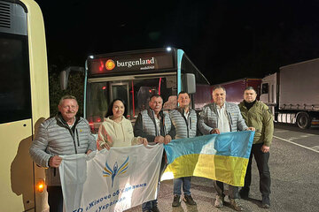 Übergabe von Hilfsgütern aus dem Burgenland an die Ukraine in Uschhorod: (v.l.n.r.) Roland Grünwald (St Michael), Violetta Suhanova aus Kiew (Womens Assoziation for Ukraine), Karl Grünwald (Litzelsdorf), Christian Kornfeind (Burg), Wolfgang Werderits (Geschäftsführer Verkehrsbetriebe Burgenland VBB), Oleksandr Bilak (Gebietsverwaltung Transkarpatien)