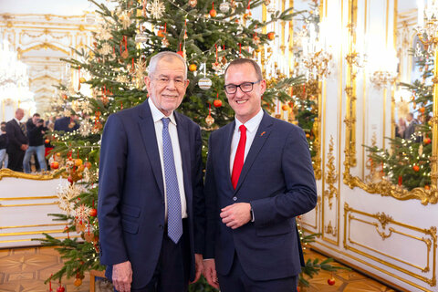 Sieggrabens Bürgermeister Andreas Gradwohl mit Bundespräsident Alexander Van der Bellen vor dem Christbaum in der Präsidentschaftskanzlei.