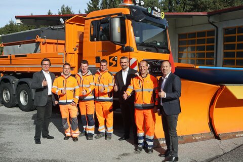 Dr. Rüdiger Knaak (l.), Landesrat Heinrich Dorner (3.v.r.) und Baudirektor Wolfgang Heckenast (r.) mit den Burgenländischen Teilnehmern der Österreichischen Schneepflug-Meisterschaft.