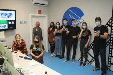 Ronja Schwarz (vorne rechts) und Bildungslandesrätin Mag.a (FH) Daniela Winkler (vorne links) sowie weiteren Schülerinnen und Schülern im Medienraum.