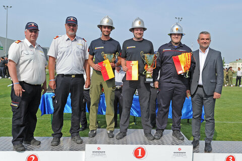 Landesfeuerwehrkommandant-Stellvertreter LBDS Martin Reidl, Landesfeuerwehrkommandant LBD Ing. Franz Kropf (v.l.) und Landesrat Heinrich Dorner (r.) übergaben den goldenen Pokal an Zillingtal (3.v.r.), Silber an Gaas (3.v.l.) und Bronze an Steinbrunn (2.v.r.).