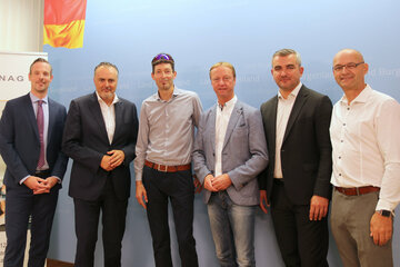 ASFINAG-Vorstandsdirektor Hartwig Hufnagl, Landeshauptmann Hans Peter Doskozil, Andreas Kollwentz von der Bürgerinitiative Großhöflein, Landeshautpmannstellvertreter Johann Tschürtz, Landesrat Heinrich Dorner und Großhöfleins Bürgermeister Heinz Heidenreich.1