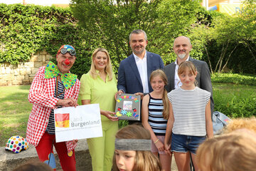 Lena und Ava übergaben das Botschaftsbuch mit den Wünschen der SchülerInnen an Verkehrslandesrat Heinrich Dorner, Bildungslandesrätin Daniela Winkler und Bildungsdirektor Heinz Josef Zitz