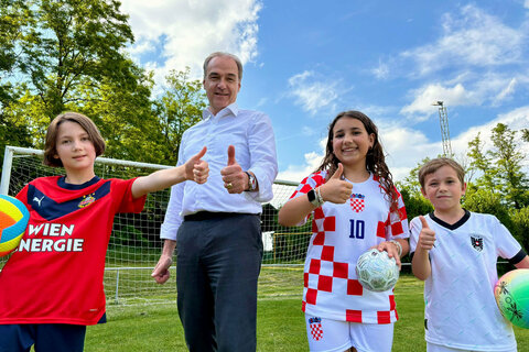LR Schneemann: "Mit dem Solidaritätsfonds wollen wir jungen Menschen in unserem Land – unabhängig von der Geldbörse der Eltern – in den Sommermonaten die Möglichkeit bieten, an Ferienangeboten teilnehmen zu können."