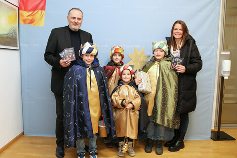 Landeshauptmann Hans Peter Doskozil zeigte sich über den Besuch der Sternsingergruppe der Pfarre Mattersburg erfreut. Die Sternsinger wurden von Viktoria Lehrner-Fabes begleitet.