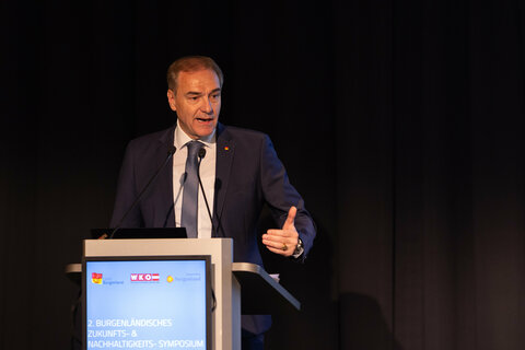 Wirtschaftslandesrat Dr. Leonhard Schneemann beim 2. Zukunfts- und Nachhaltigkeitssymposium.