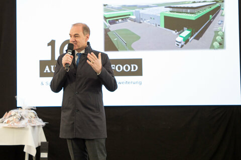 Landesrat Dr. Leonhard Schneemann spricht beim Firmenjubiläum 10 Jahre Austria Pet Food in Pöttelsdorf.